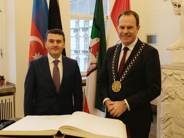 Der Botschafter der Republik Aserbaidschan, Nasimi Aghayev, beim Eintrag in das Goldene Buch der Stadt, Foto: Meyer. 
